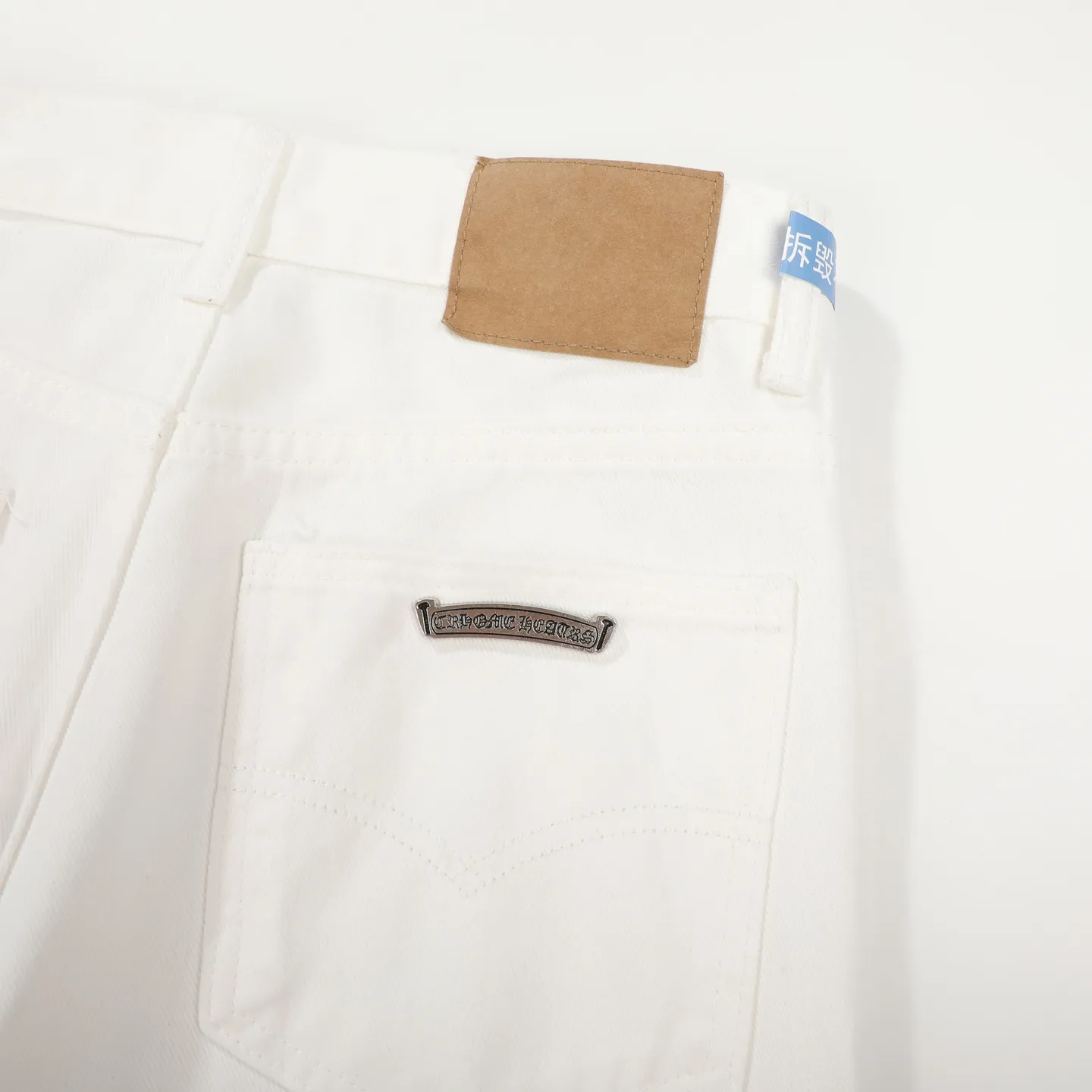P250 Chrome Hearts CH Miami white and green limited edition cross patch leather jeans. Original purchased and printed. Really restores the ultimate texture of Vintage. Special Italian cowhide print and cut. Customized sheepskin three-layer thick line leather. The whole body is spliced in heavy water washing process. Craftsmen hand-splash ink. You can see the details. Three-dimensional cutting version. Loose and comfortable. Not picky on the figure. Makes you taller and slimmer. Factory Seiko. Original quality control. Same style for men and women. Can be matched with couples. Versatile recommendation. Necessary jeans for all seasons Color: white and green Size: S-XL (corresponding to 28-34)